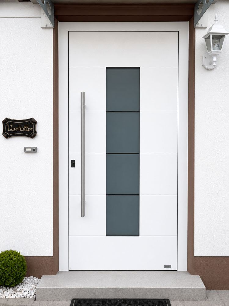 Weiße Aluminium-Haustür mit Glasstreifen