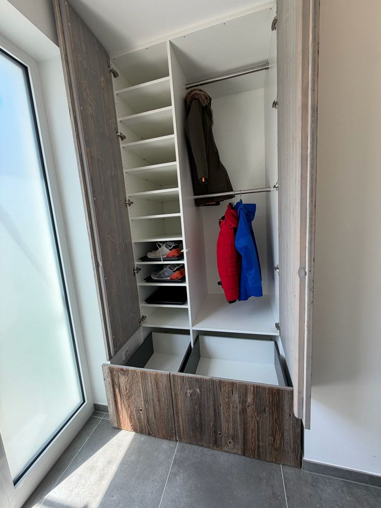 Garderobe mit Sitzbank aus Altholz